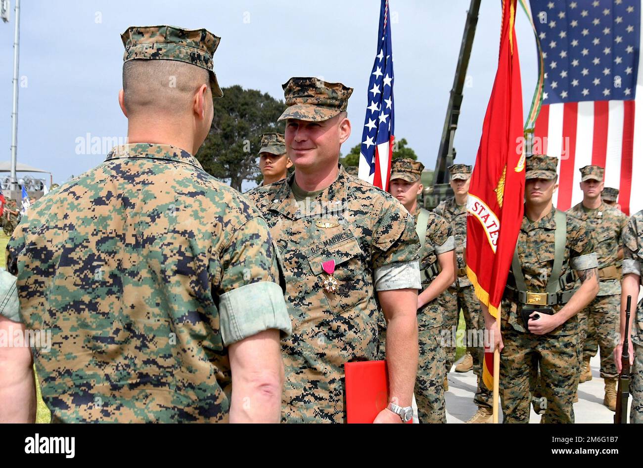 Marine Corps Tactical Systems Support Activity ha ospitato un cambio di comando e la cerimonia di ritiro mercoledì, 27 aprile 2022. Il Lt. Michael Liguori ha rinunciato al comando della MCTSSA al col. Craig Clarkson dopo aver prestato servizio come comandante dal luglio 2020. Liguori è stato il comandante per quasi due anni e si è ritirato dal servizio attivo dopo più di 20 anni di servizio attivo. Fu insignito di una Legione di merito da Brig. Gen. A.J. Pasagian, comandante del Marine Corps Systems Command, per il suo servizio e il suo stile di leadership unico che ha spinto MCTSSA su un palco più grande entro il Th Foto Stock