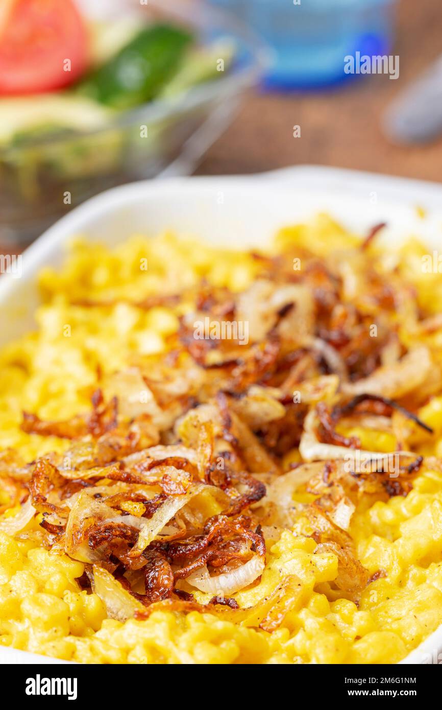 Spaetzle di formaggio svevo su legno Foto Stock