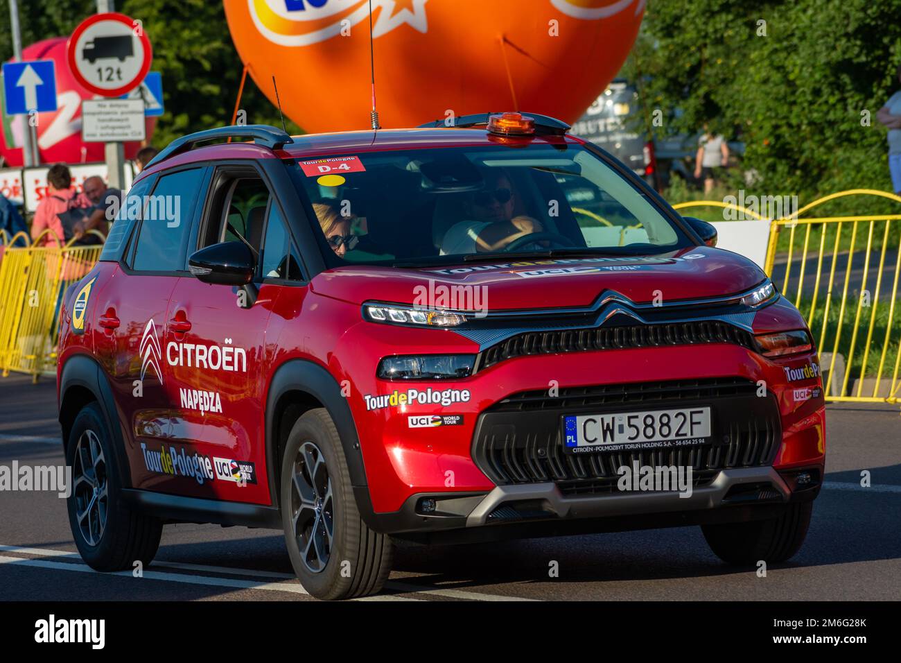 Chelm, Lubelskie, Polonia - 9 agosto 2021: Tour de Poologne, auto della corsa Foto Stock