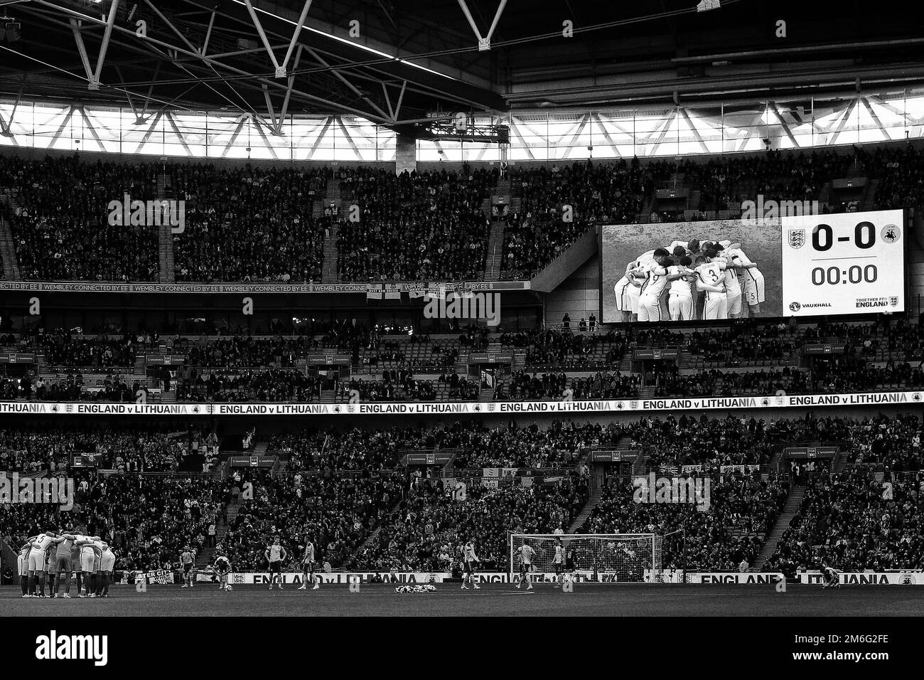 La squadra inglese si stringe insieme prima del calcio d'inizio - Inghilterra contro Lituania, Coppa del mondo FIFA 2018 Qualificative Group F, Stadio di Wembley, Londra - 26th marzo 2017. Foto Stock