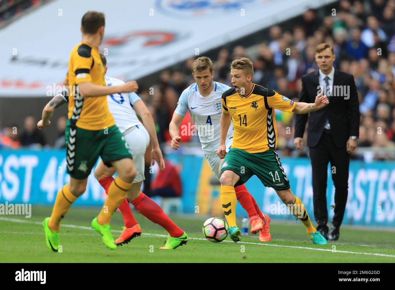 Vykintas Slivka di Lituania supera Eric Dier d'Inghilterra - Inghilterra contro Lituania, Coppa del mondo FIFA 2018 Qualificative Group F, Stadio di Wembley, Londra - 26th marzo 2017. Foto Stock