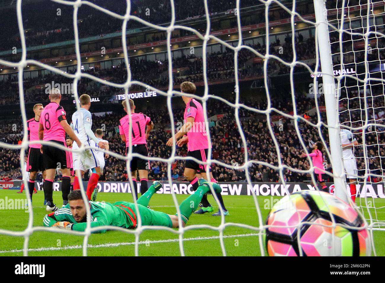 Craig Gordon della Scozia si occupa della terza volta dopo essere stato picchiato mentre Gary Cahill dell'Inghilterra segna per la sua 3-0 - Inghilterra contro Scozia, Coppa del mondo FIFA 2018 Qualificative Group F, Wembley Stadium, Londra - 11th novembre 2016. Foto Stock