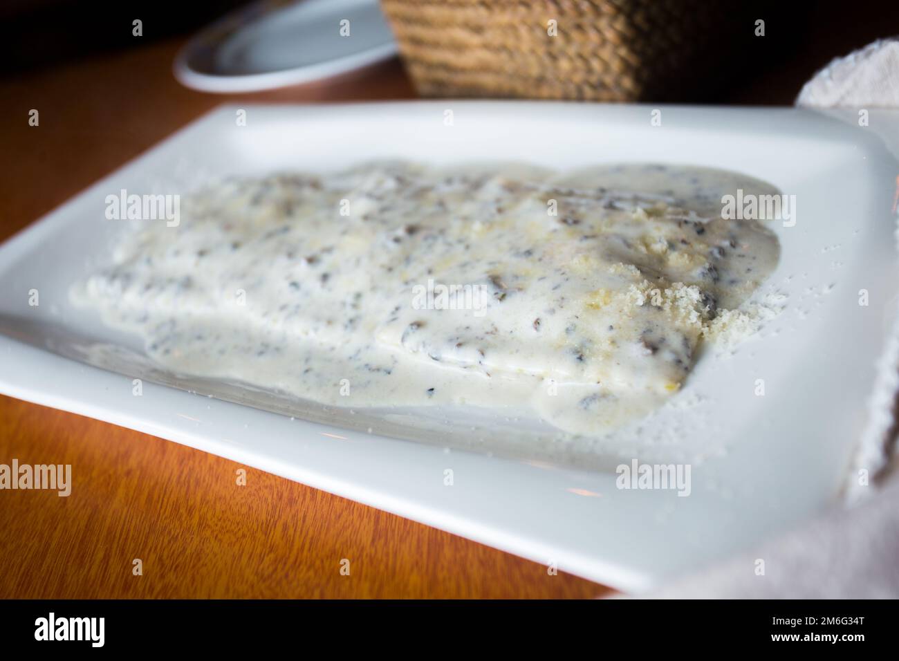 Il vitello tonnato è un piatto piemontese di vitello ​​cold affettato ricoperto da una cremosa maionese aromatizzata con tonno. Foto Stock