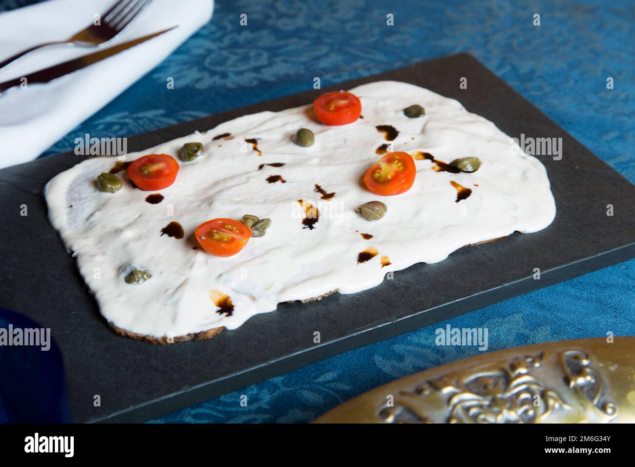Il vitello tonnato è un piatto piemontese di vitello ​​cold affettato ricoperto da una cremosa maionese aromatizzata con tonno. Foto Stock