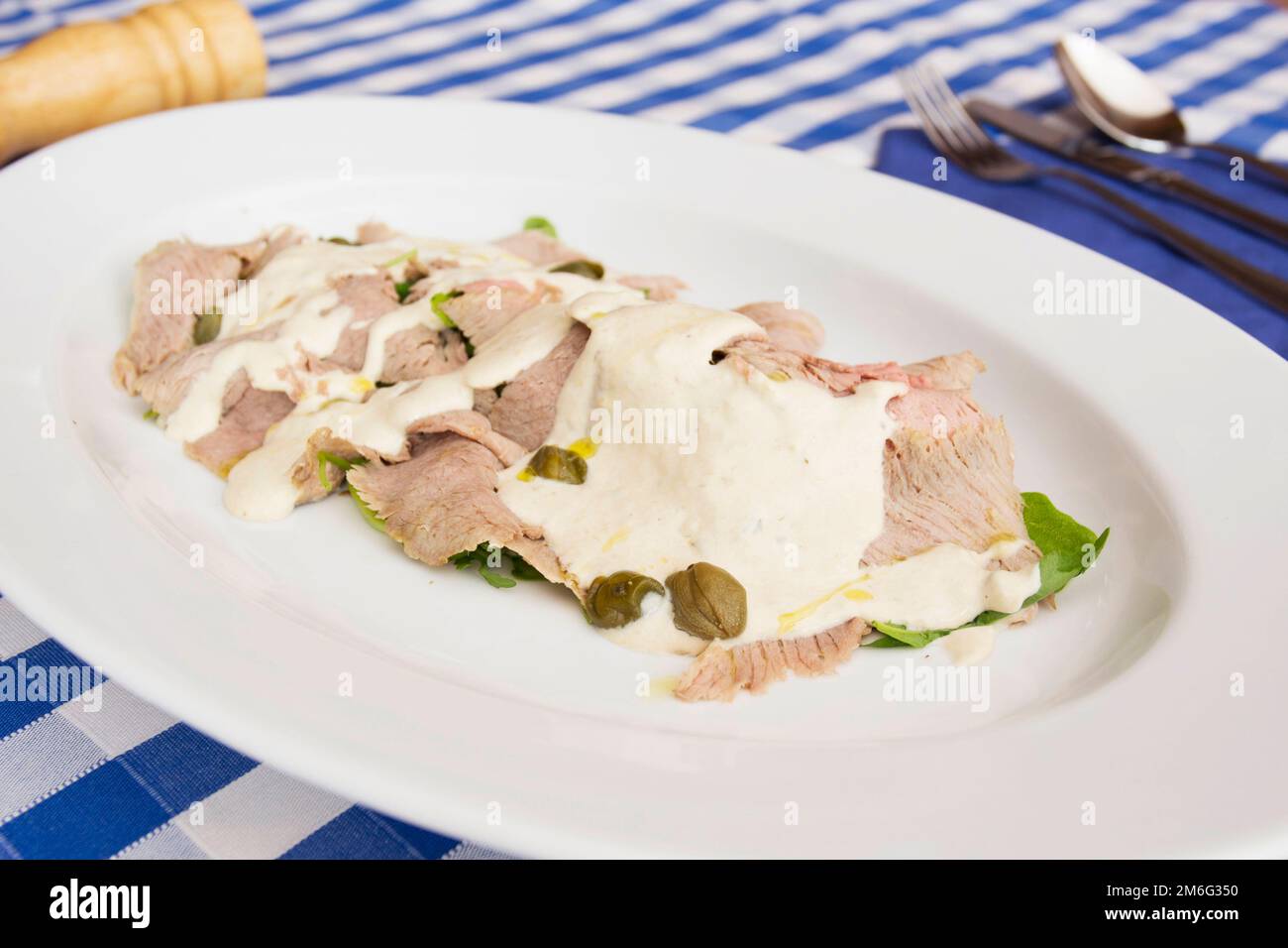 Il vitello tonnato è un piatto piemontese di vitello ​​cold affettato ricoperto da una cremosa maionese aromatizzata con tonno. Foto Stock