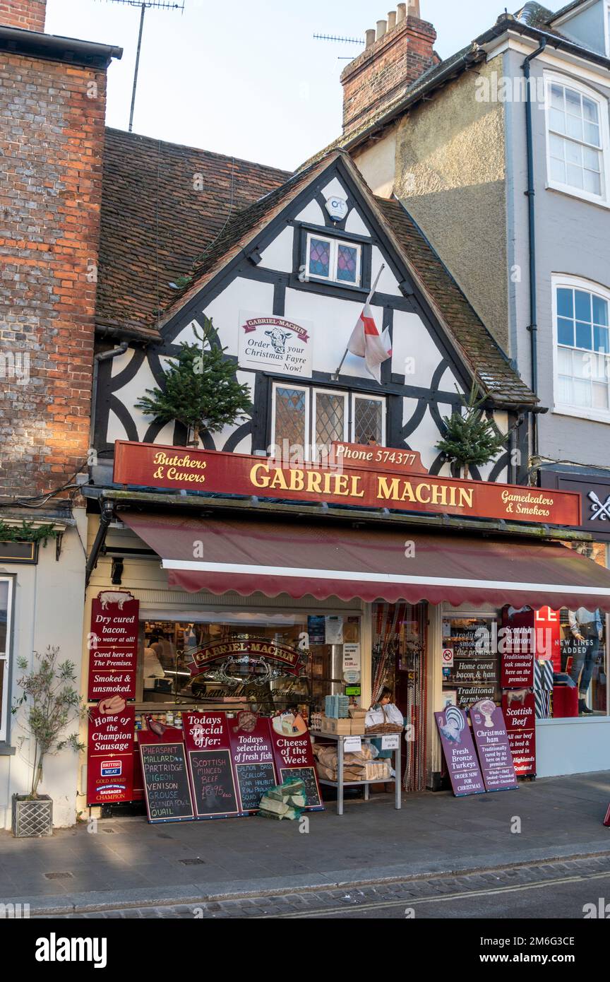 Una macelleria inglese tradizionale a Henley-upon-Thames, Oxfordshire, Gran Bretagna. I macellai sono molto più probabili immagazzinare la carne più fresca, localmente originata Foto Stock
