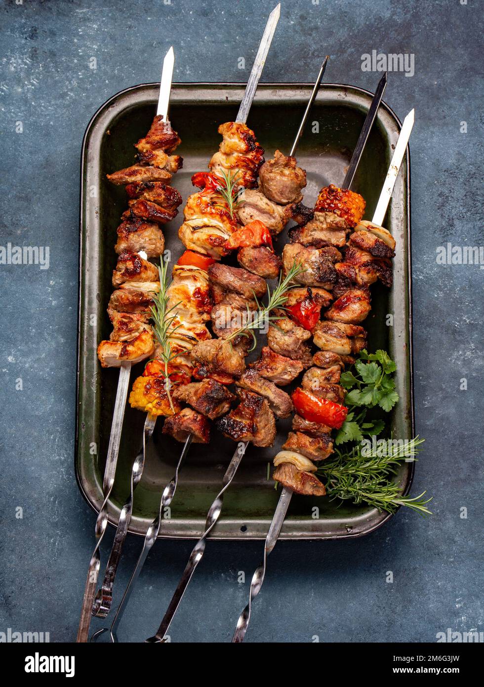 Barbecue carne di maiale alla griglia, pollo e spiedini di verdure sul vassoio Vista dall'alto, disposizione piatta. Foto Stock