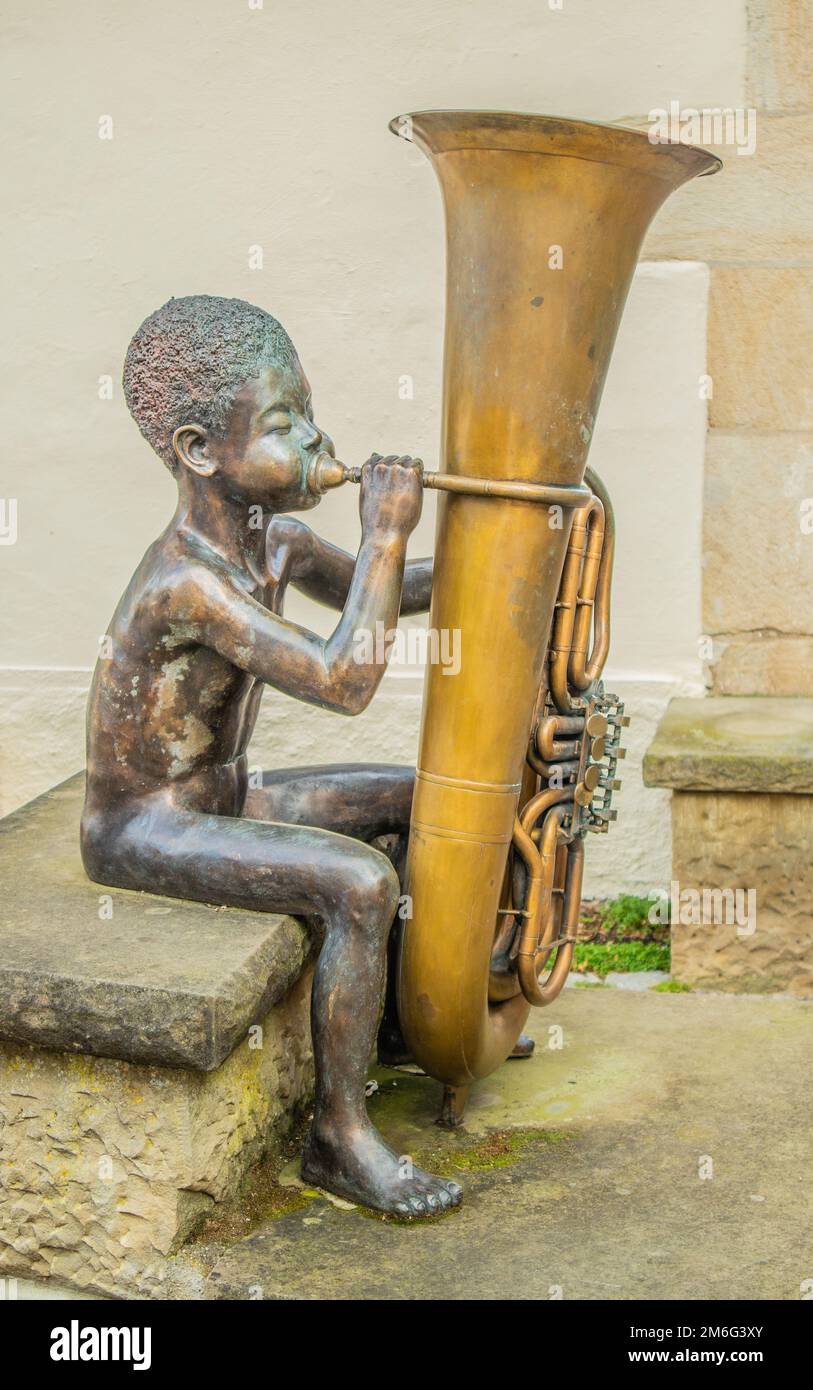 Scultura in bronzo, ragazzo con tuba, arte e cultura Waldenbuch Foto Stock