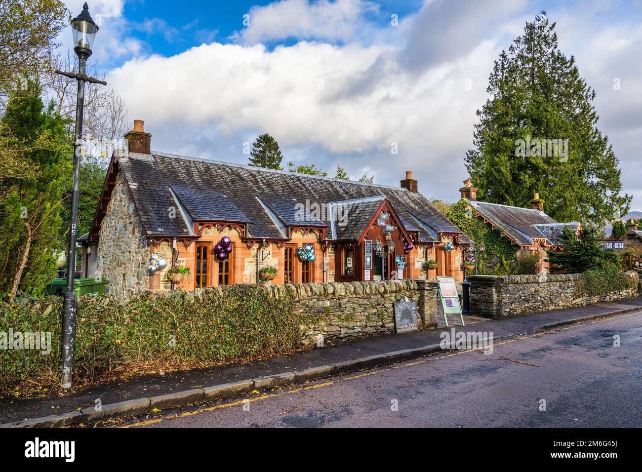 Il Village Rest Luss su Pier Road nel pittoresco villaggio di Luss sul Loch Lomond in Scozia, Regno Unito Foto Stock