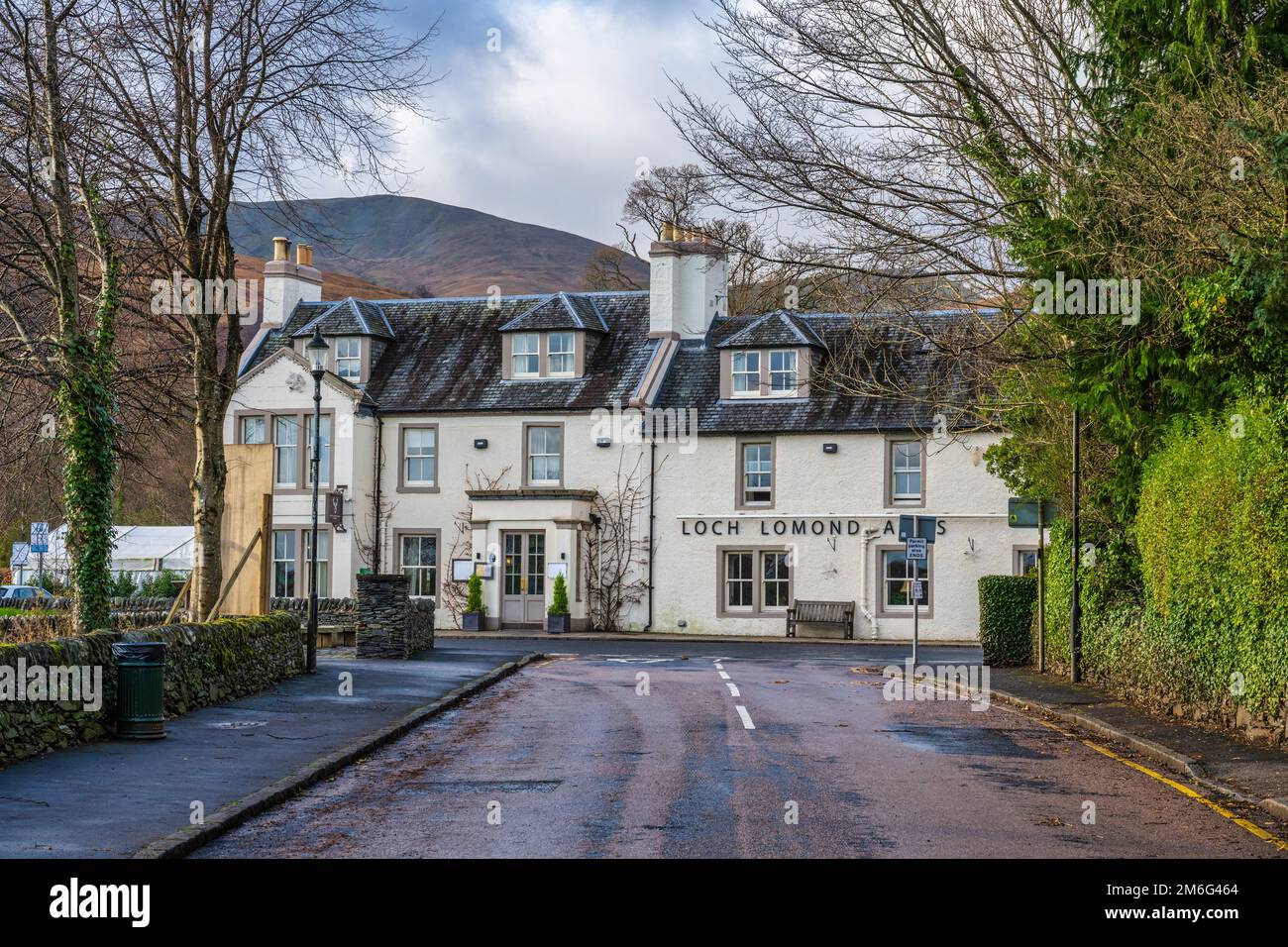 Loch Lomond Arms visto da Pier Road a Luss sul Loch Lomond in Scozia, Regno Unito Foto Stock