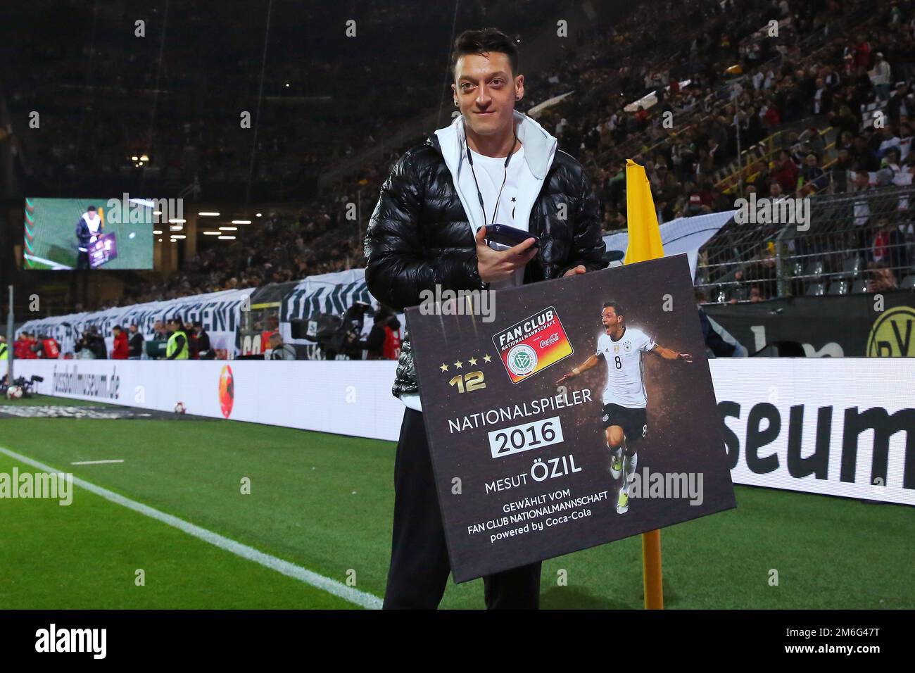 Messed Ozil di Germania dopo aver ricevuto il premio tedesco giocatore nazionale dell'anno 2016 - Germania / Inghilterra, International friendly, Signal Iduna Park, Dortmund - 22nd marzo 2017. Foto Stock