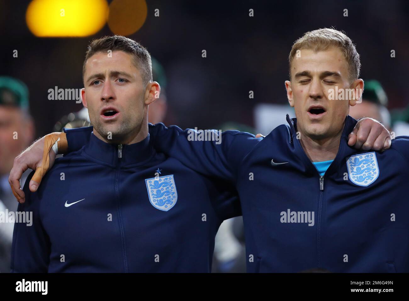 Gary Cahill e Joe Hart d'Inghilterra cantano l'inno nazionale davanti alla partita - Germania contro Inghilterra, International friendly, Signal Iduna Park, Dortmund - 22nd marzo 2017. Foto Stock