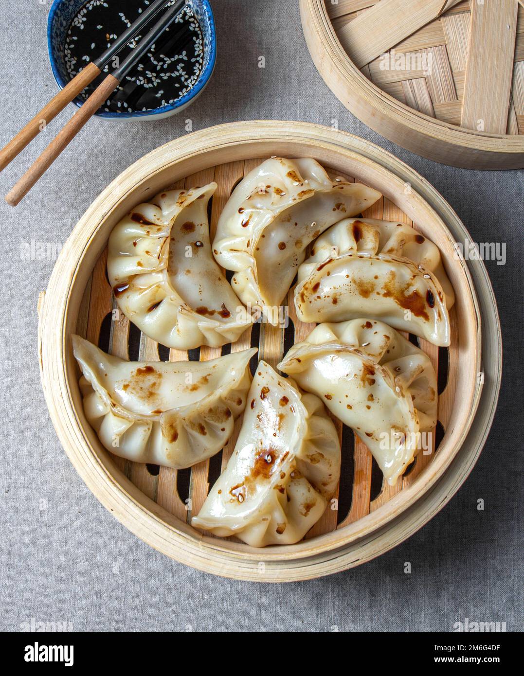 Gnocchi giapponesi coreani Gyoza su piatto grigio sulla tavola. Migliore vista Foto Stock