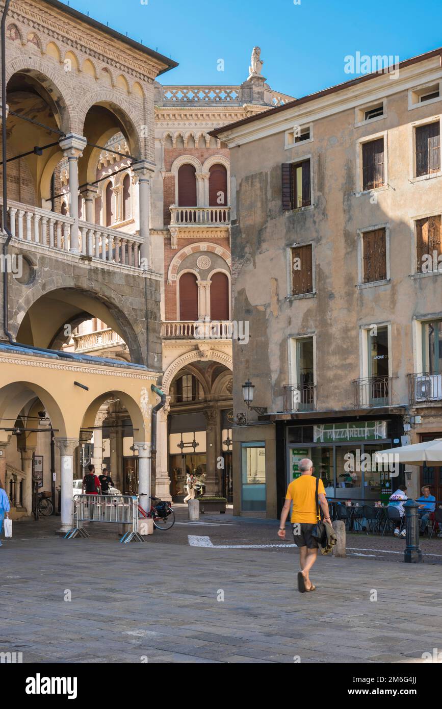 Città medievale rinascimentale, vista in estate dell'angolo sud-ovest di Piazza della frutta che conduce alla Via Francesco Squarcione, Padova Foto Stock