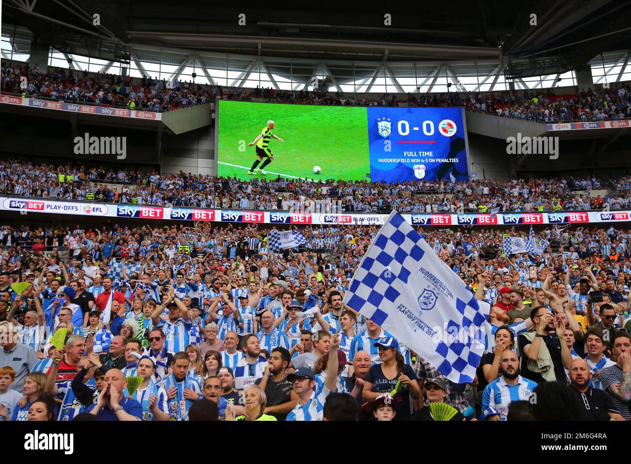 Fan della città di Huddersfield dopo la vittoria su Reading - Huddersfield Town v Reading, Sky Bet Championship Play-Off Final, Wembley Stadium, Londra - 29th maggio 2017. Foto Stock