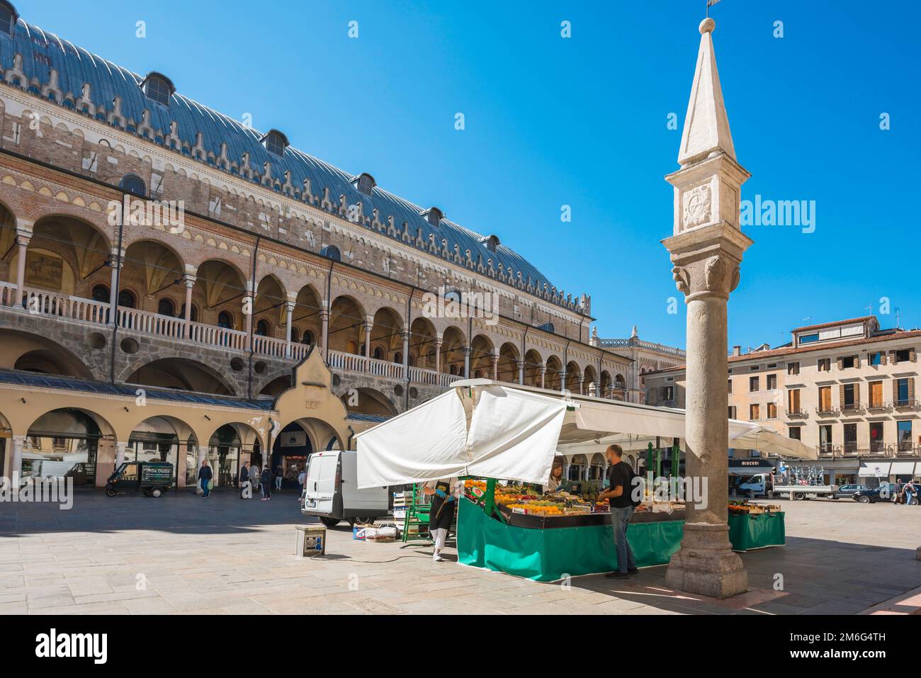 Rinascimentale città italiana, vista sul Palazzo della ragione (13th ° secolo) situato in Piazza della frutta nel centro storico di Padova Foto Stock