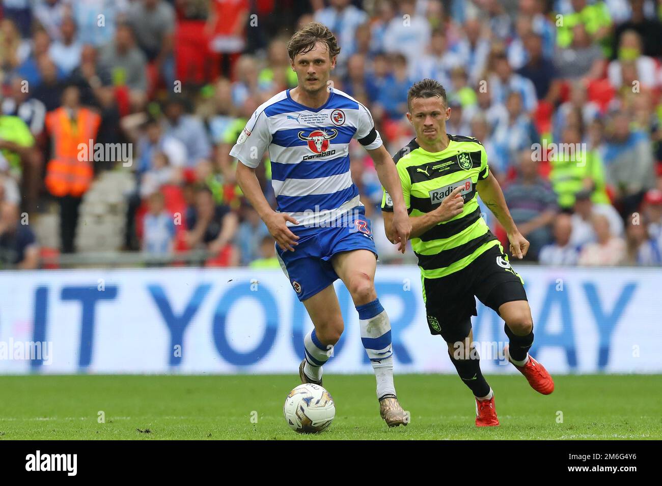 John Swift of Reading si allontana da Jonathan Hogg di Huddersfield Town - Huddersfield Town v Reading, Sky Bet Championship Play-Off Final, Wembley Stadium, Londra - 29th maggio 2017. Foto Stock