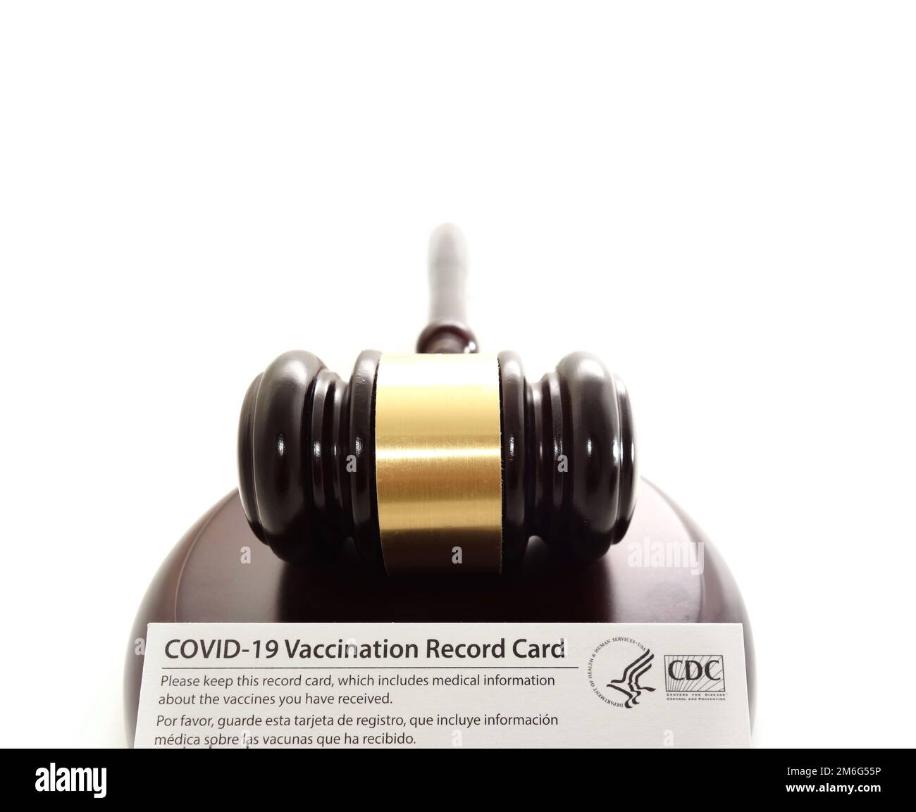 Gavel legale e US COVID-19 vaccinazione scheda di registrazione Foto Stock