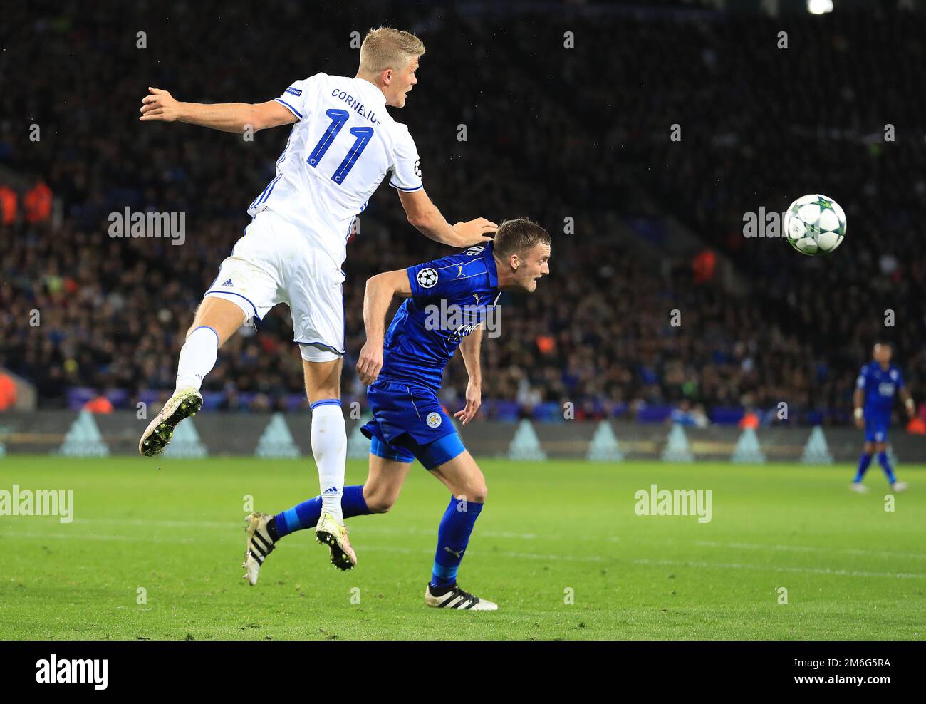 Andreas Cornelius del FC Copenhagen è in testa a Marc Albrighton di Leicester City - Leicester City contro FC Copenhagen, UEFA Champions League, Leicester City Stadium, Leicester - 18th ottobre 2016. Foto Stock