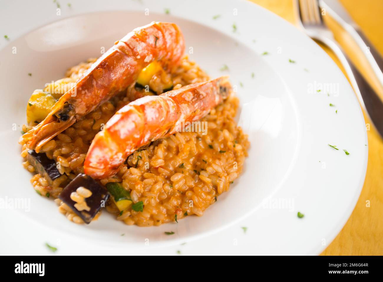Risotto con schrimps. Il risotto è un piatto di riso del nord Italia cotto con brodo fino a raggiungere una consistenza cremosa. Foto Stock