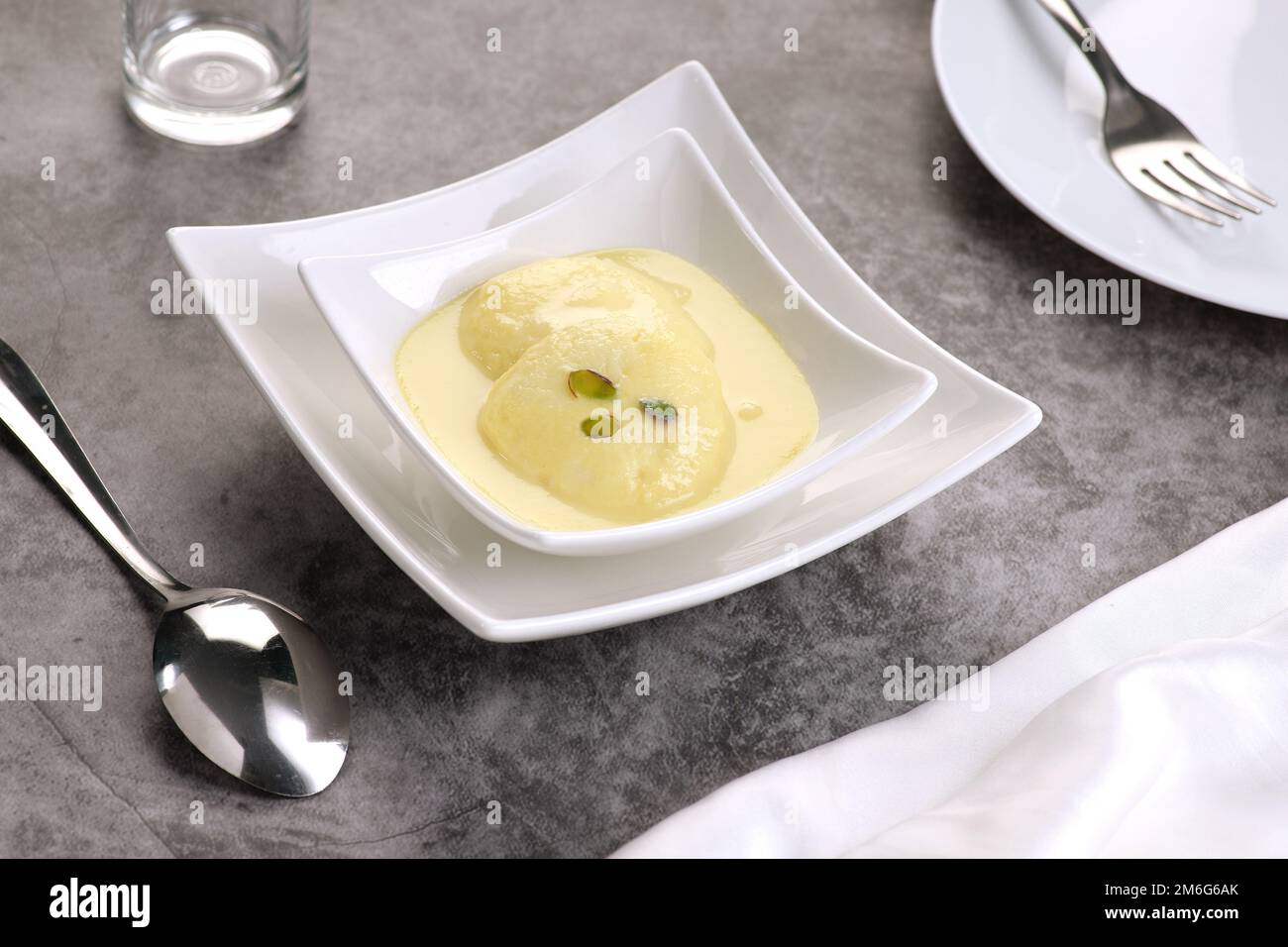 Indiana alimentare dolce Ras Malai in una moderna ciotola bianca in ceramica Foto Stock