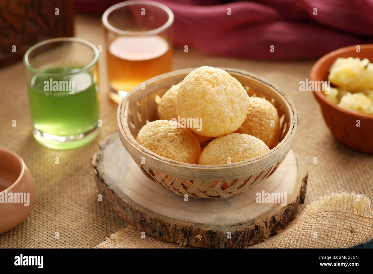 Cibo indiano snack Gol Gappe o Pani Puri o Puchka in un legno Foto Stock