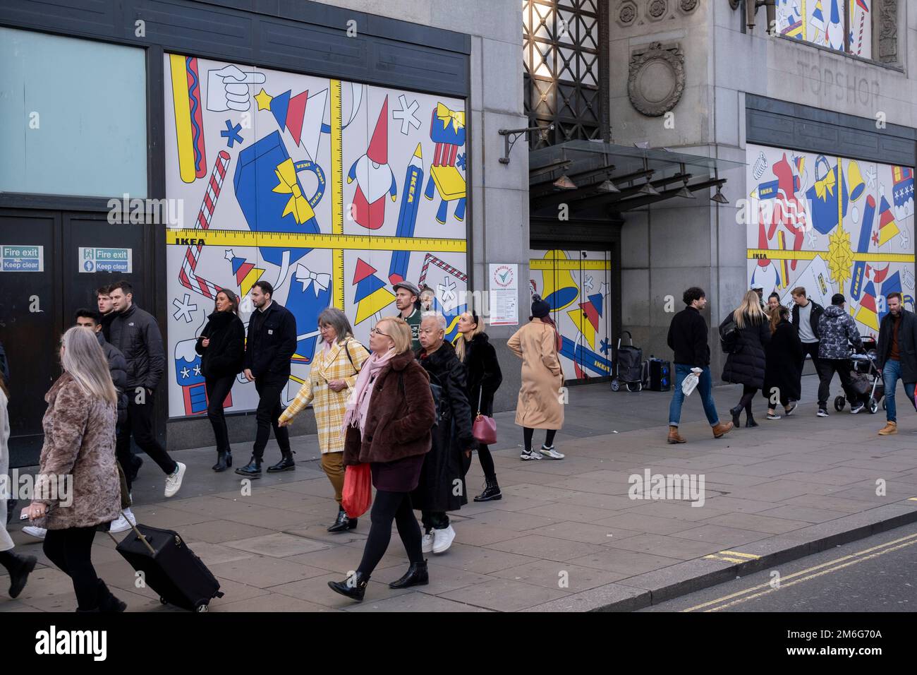 Il grande poster natalizio per Ikea riempie la vetrina dell'ex negozio Topshop di Oxford Street, dove il famoso marchio svedese degli interni aprirà un nuovo negozio il 6th dicembre 2022 a Londra, Regno Unito. Foto Stock