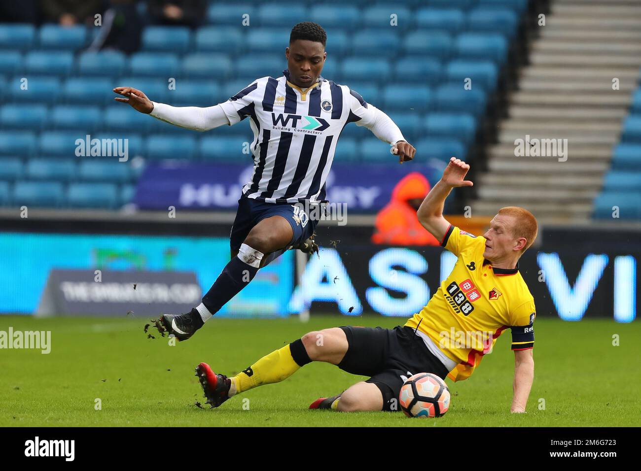 Fred Onyedinma di Millwall evade la sfida da ben Watson di Watford - Millwall v Watford, fa Cup Fourth round, The Den, London - 29th gennaio 2017. Foto Stock