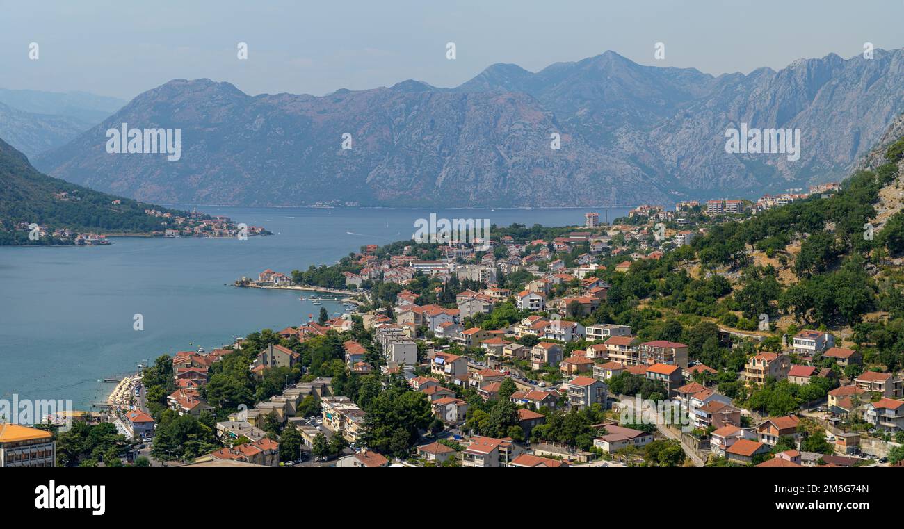 Baia di Cattaro e porto visto dall'alto in estate, Montenegro Foto Stock