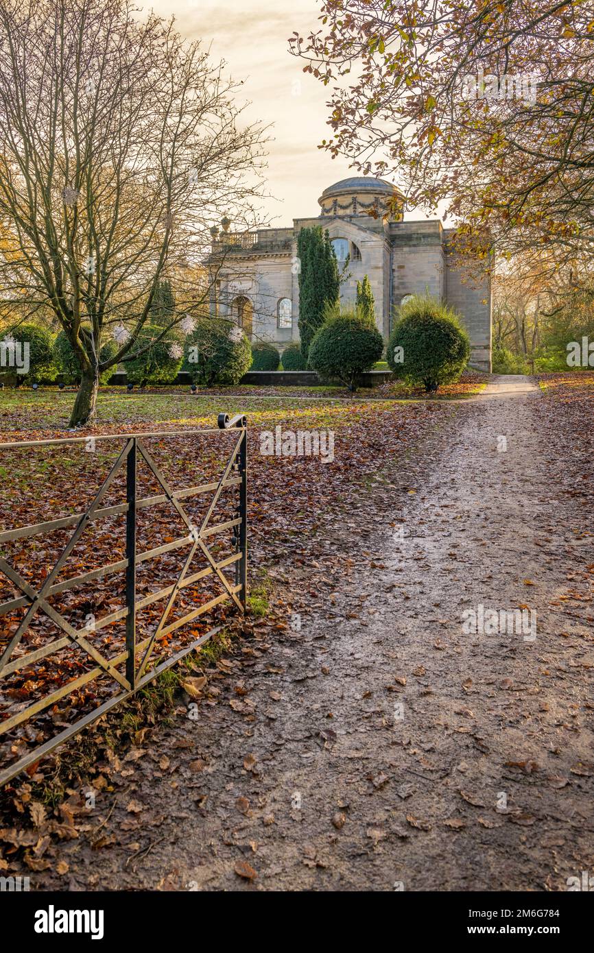 Vista laterale della cappella Gibside vista dal sentiero con cancello metallico in primo piano. Foto Stock