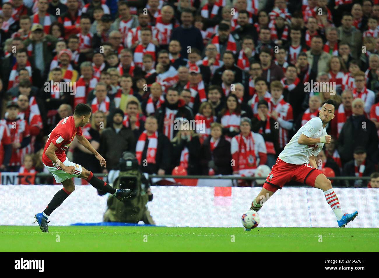 Jesse Lingard del Manchester Utd segna e fa 2-0 - Manchester United v Southampton, EFL Cup Final, Wembley Stadium, Londra - 26th febbraio 2017. Foto Stock