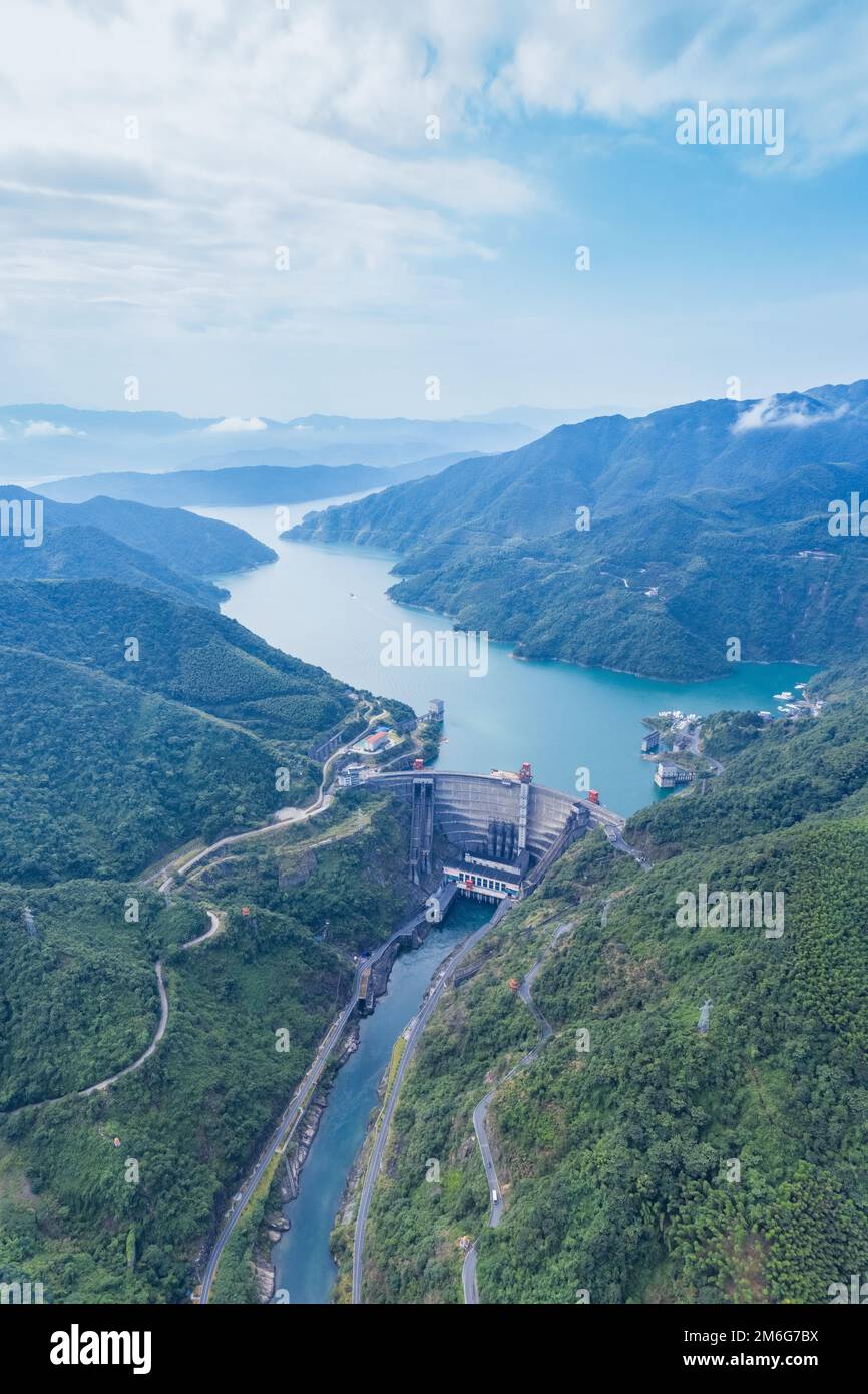 Vista aerea del paesaggio di una piccola stazione idroelettrica Foto Stock
