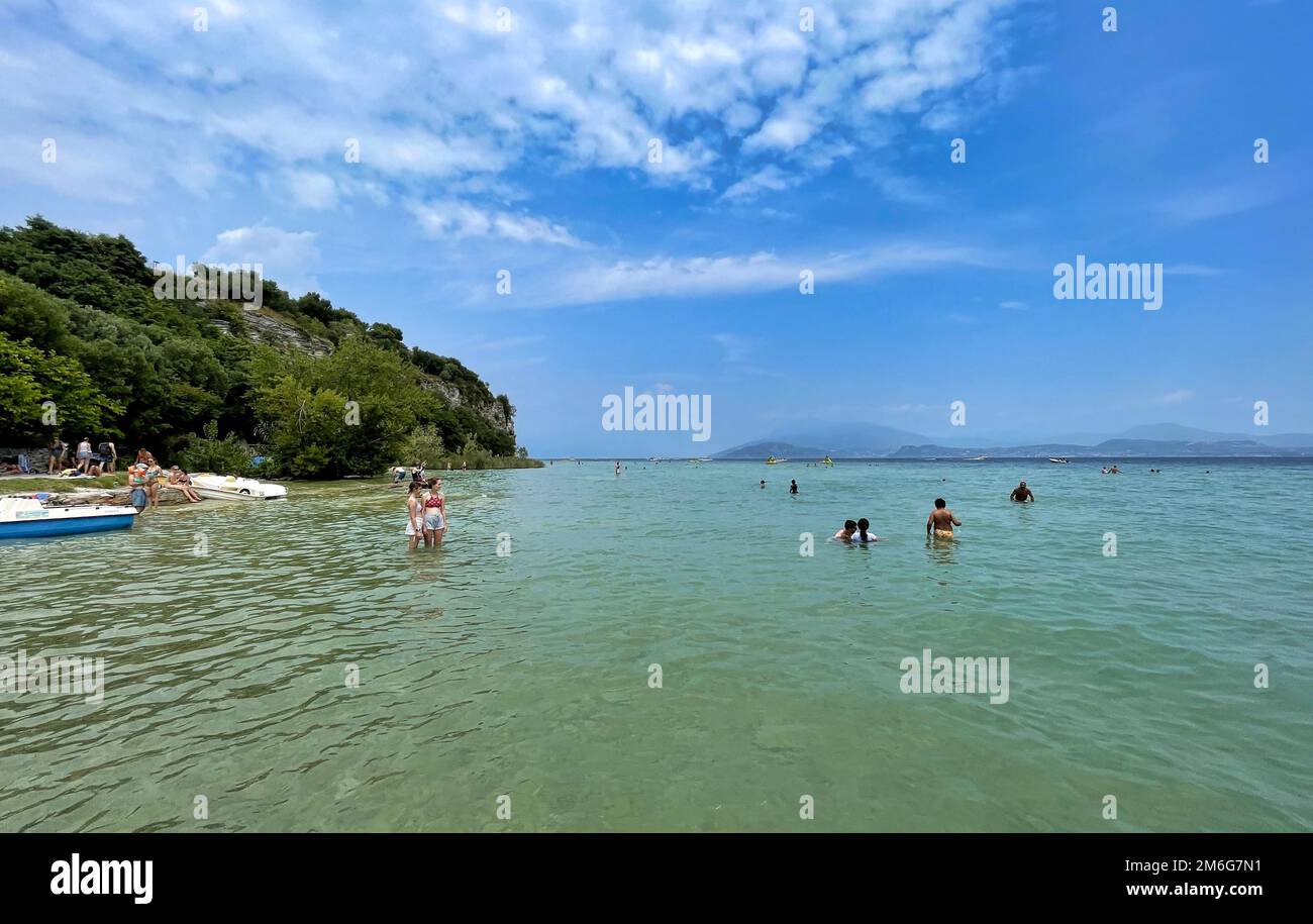 Acqua del lago di garda in italia circondata da montagne Foto Stock