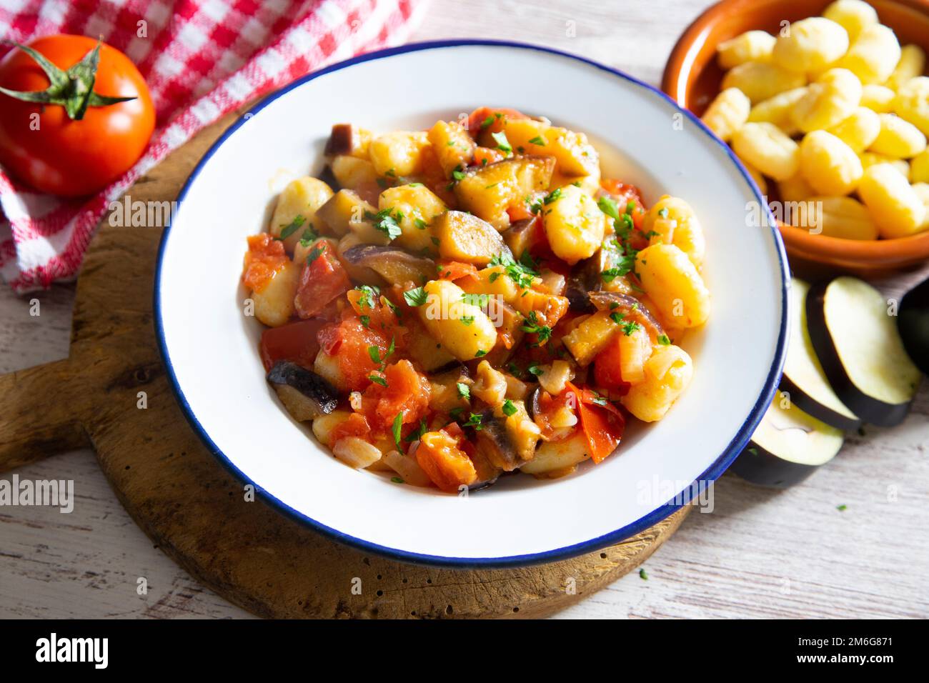 Gnocchi saltati con verdure alla griglia. Ricetta tipica italiana Foto Stock