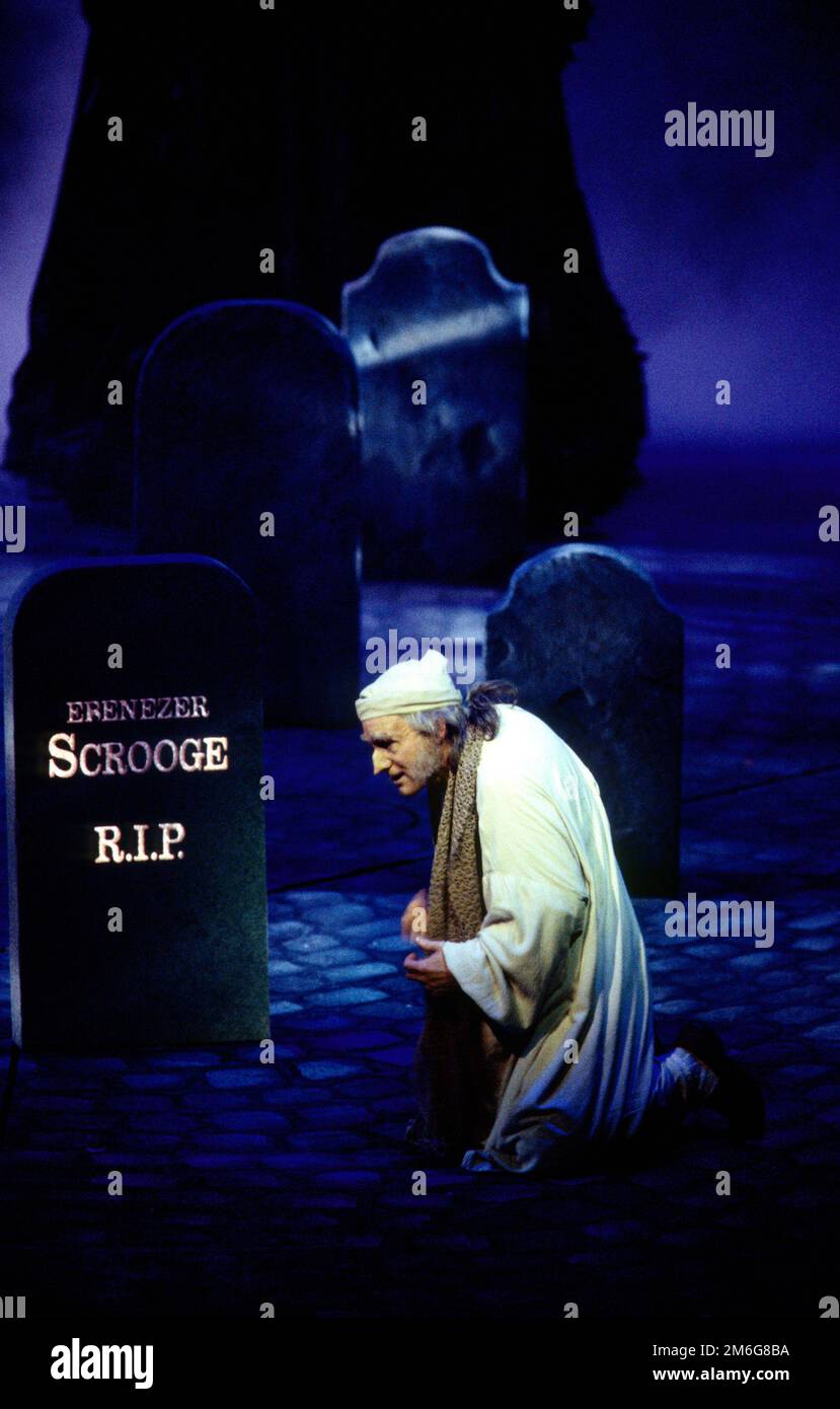 Clive Francis (Ebenezer Scrooge) in Un CAROLO DI NATALE di Charles Dickens alla Royal Shakespeare Company (RSC), Teatro Barbican, Barbican Center, Londra EC2 28/11/1994 adattato da John Mortimer musica: Nigel Hess Set design: John Gunter costumi: Deirdre Clancy Lighting: Nigel Levings coreografia: Lindsay Dolan regista: Ian Judge Foto Stock