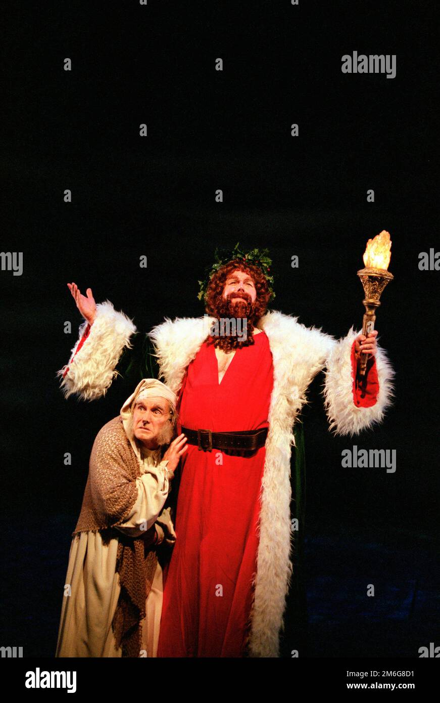 l-r: Clive Francis (Ebenezer Scrooge), Jeff Shankley (The Spirit of Christmas Present) in UN CAROL DI NATALE di Charles Dickens alla Royal Shakespeare Company (RSC), Barbican Theatre, Barbican Centre, Londra EC2 07/12/1995 adattato da John Mortimer Musica: Nigel Hess scenografia: Nigel Levancy Costumi: Lindsay Dolan regista: Ian Giudice Foto Stock