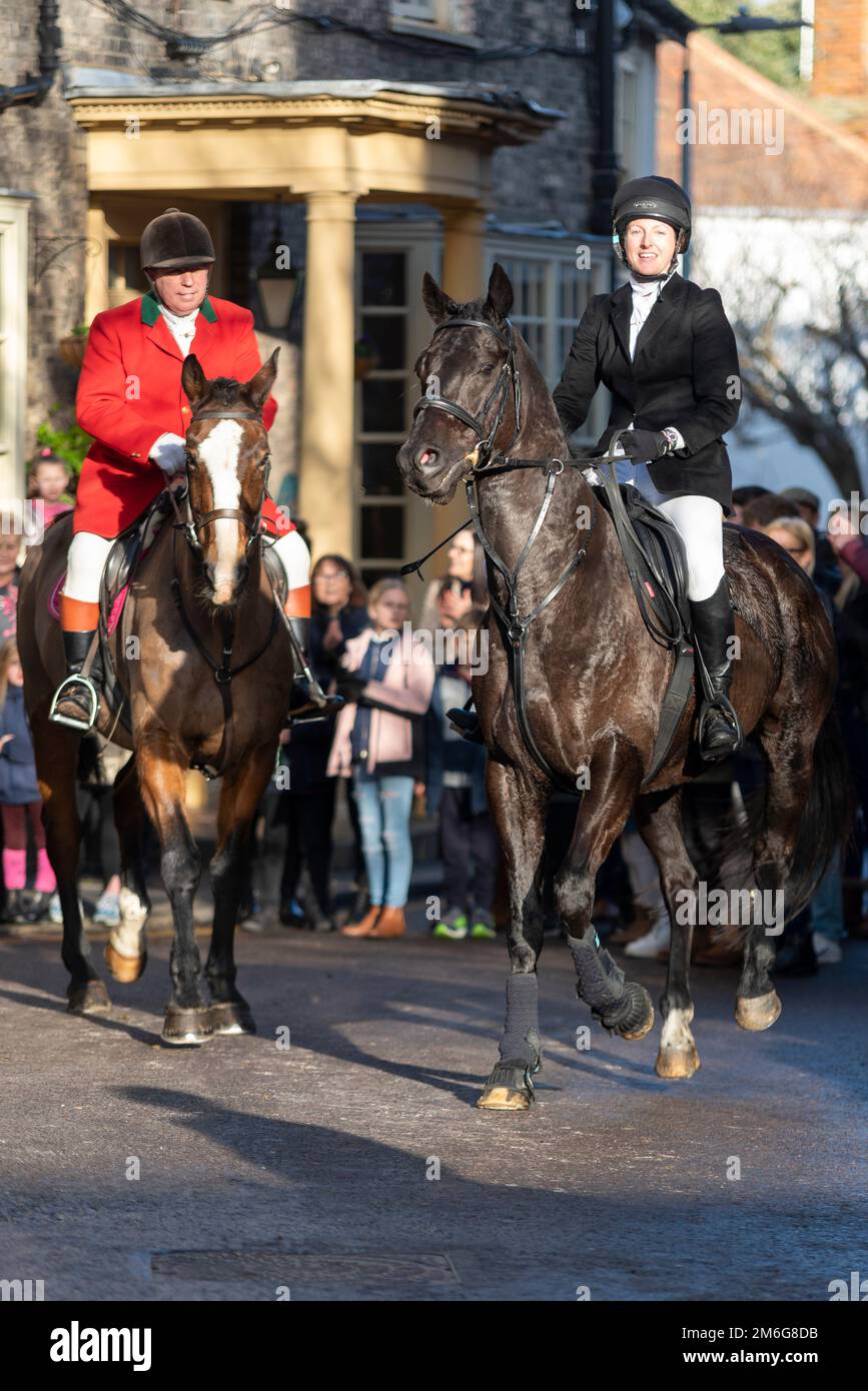 Cavalieri dell'Essex con Farmers & Union Hunt durante la loro parata attraverso la città di Maldon in Essex, Regno Unito. Lasciare pub, a cavallo Foto Stock