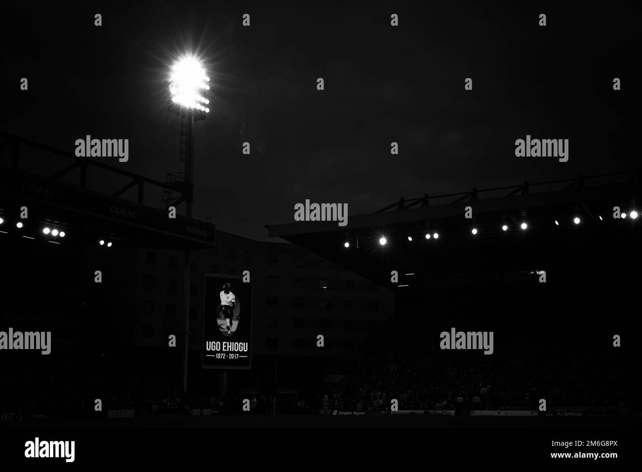 Tributo a Ugo Ehiogu prima del calcio d'inizio visualizzato sul grande schermo durante i minuti applausi - Norwich City contro Brighton & Hove Albion, Sky Bet Championship, Carrow Road, Norwich - 21st aprile 2017. Foto Stock