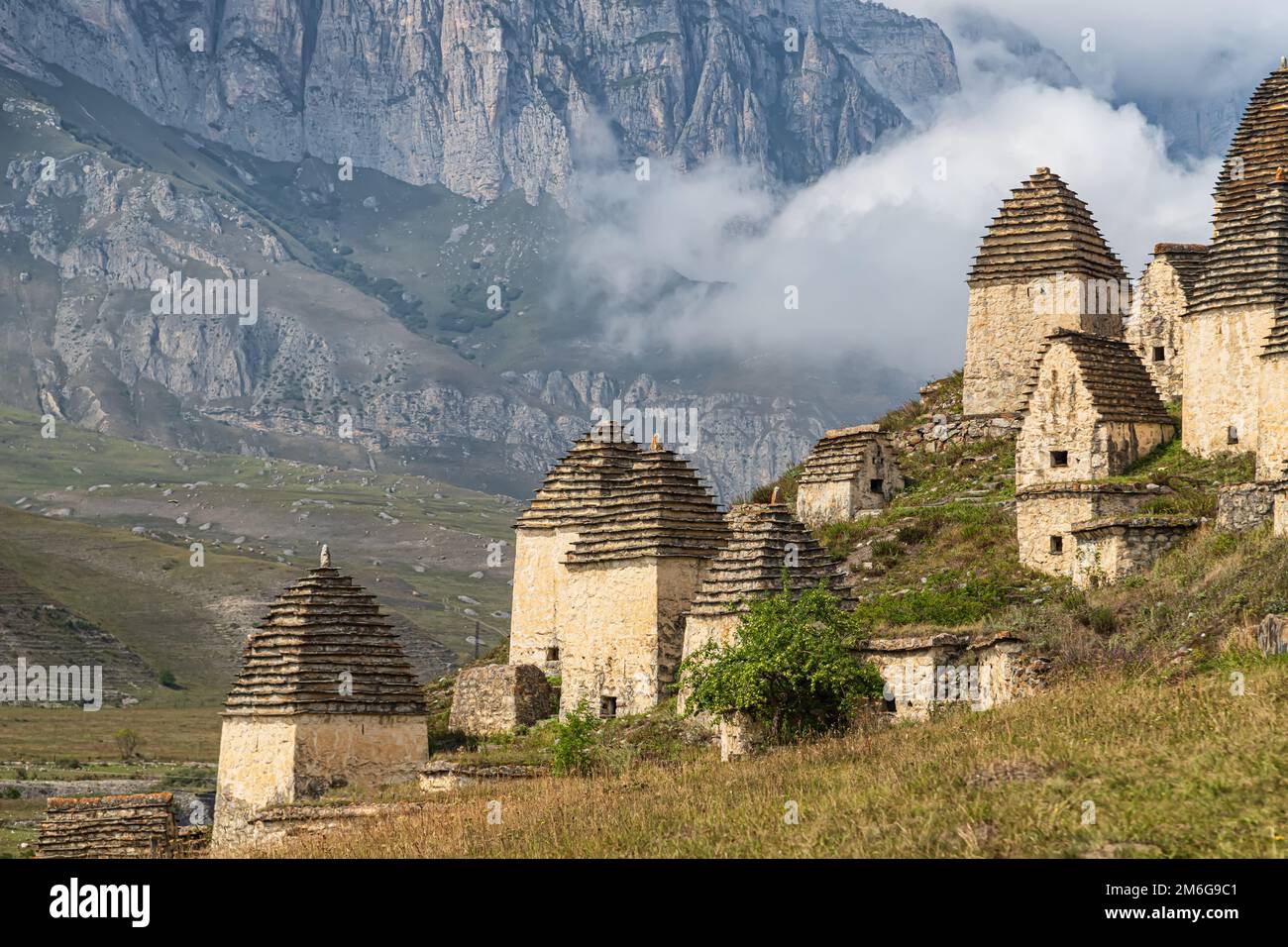 La Città dei morti è un luogo di sepoltura degli antenati nel Caucaso in speciali cripte con tetti a due e quattro falde Foto Stock
