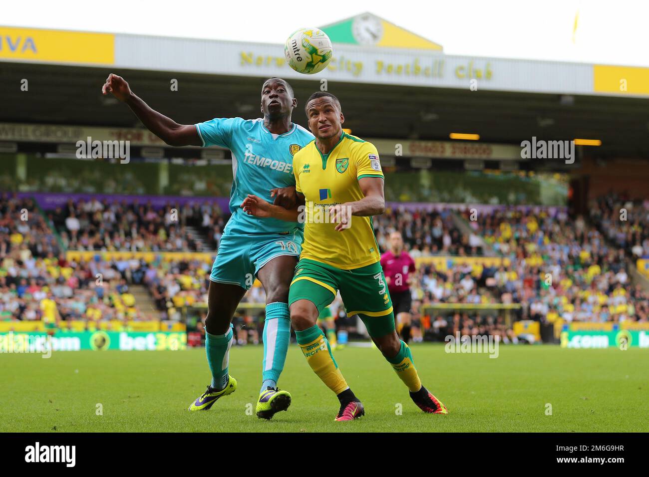 Martin Olsson di Norwich City e Lucas Akins di Burton Albion combattono per la palla - Norwich City contro Burton Albion, Sky Bet Championship, Carrow Road, Norwich - 24th settembre 2016. Foto Stock