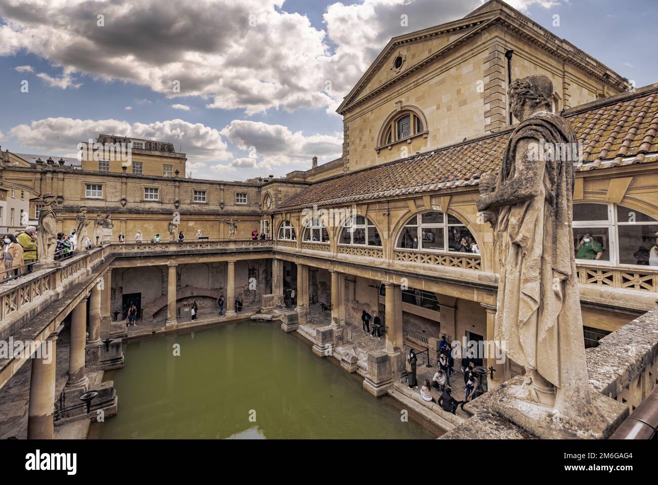 Bath - Maggio 29 2022: Bagni romani nella vecchia città romana di Bath, Inghilterra. Foto Stock