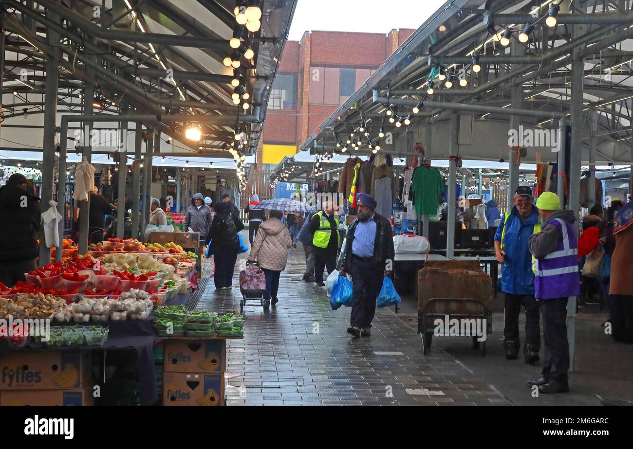 Bancarelle presso il mercato City of Wolverhampton, Market Square, Wolverhampton, West Midlands, Inghilterra, REGNO UNITO, WV3 0NL Foto Stock