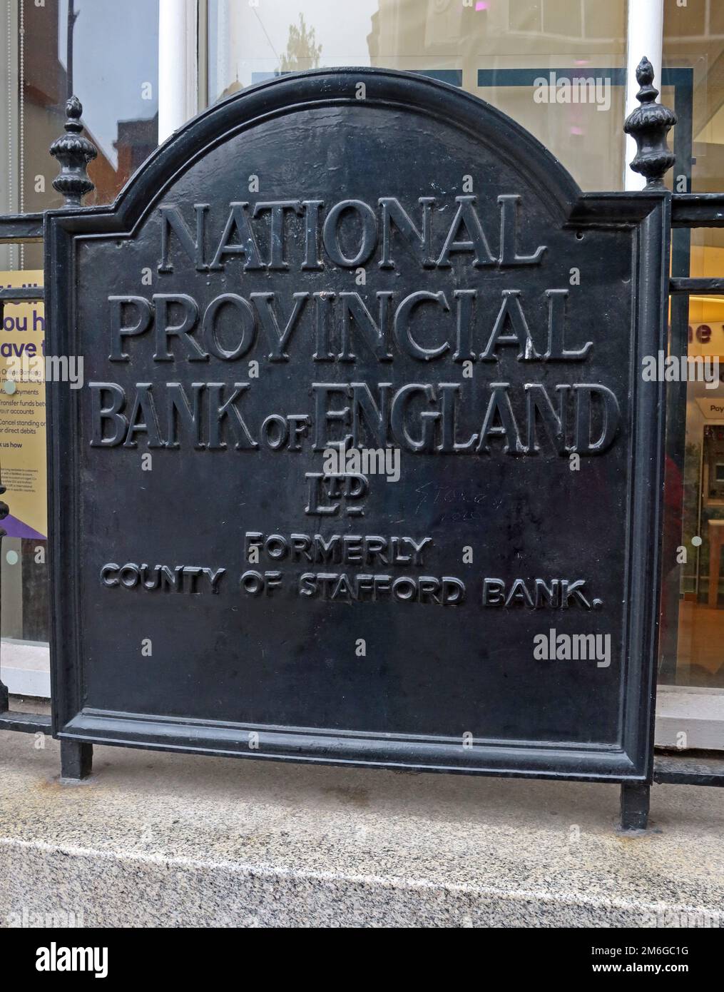 Segno che mostra National Provincial Bank England, ex contea di Stafford Bank (NatWest), Queen Square, Wolverhampton, Inghilterra, WV1 1TL Foto Stock