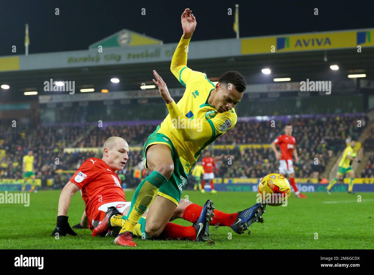 Jacob Murphy di Norwich City e Aaron Mooy di Huddersfield Town Fight for the ball - Norwich City contro Huddersfield Town, Sky Bet Championship, Carrow Road, Norwich - 16th dicembre 2016. Foto Stock