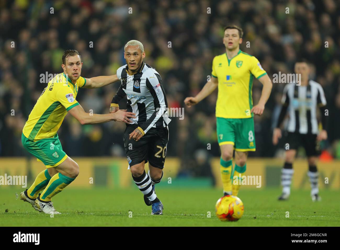 Yoan Gouffran di Newcastle United batte Steven Whittaker di Norwich City - Norwich City contro Newcastle United, Sky Bet Championship, Carrow Road, Norwich - 14th febbraio 2017. Foto Stock