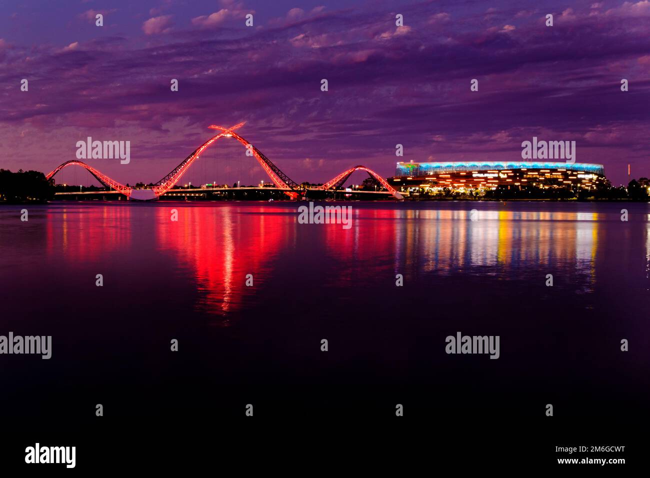 Luci del Ponte Matagarup sul Fiume Swan e lo Stadio Optus Perth, Burswood, Perth, Australia Occidentale Foto Stock