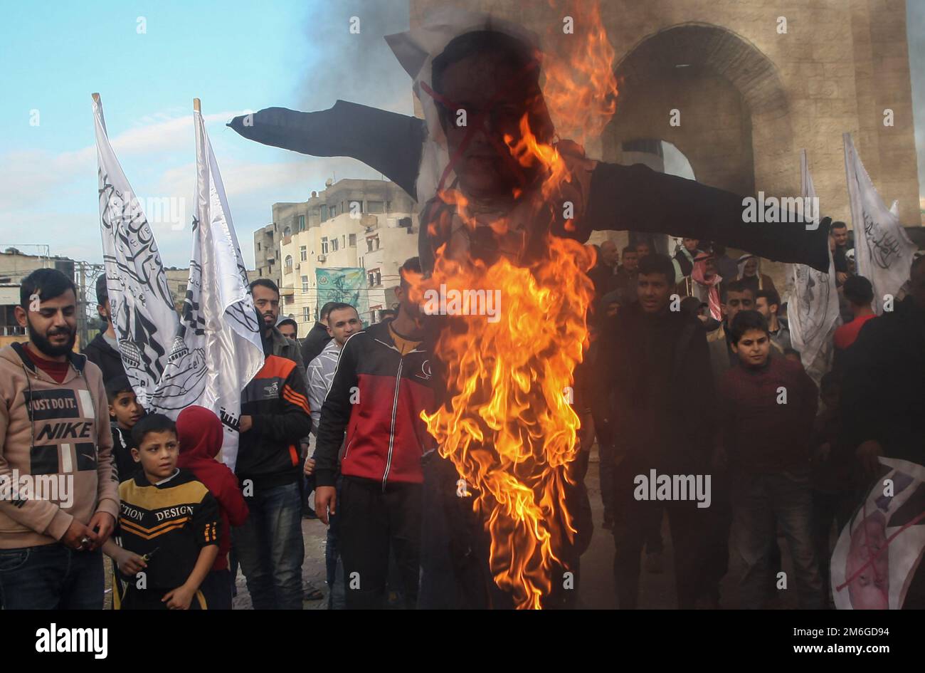 I manifestanti palestinesi bruciano effigi raffiguranti il nuovo ministro della sicurezza nazionale israeliano Itamar ben Gvir durante un raduno contro il nuovo governo del primo ministro israeliano Netanyahu e a sostegno della moschea al-Aqsa di Gerusalemme, a Gaza, mercoledì 4 gennaio 2023. Il Ministro della sicurezza Nazionale Itamar ben-Gvir fa un tour il martedì del complesso della Moschea di al Aqsa, ha suscitato proteste da tutto il mondo arabo e preoccupazioni occidentali, e Israele avvertito dagli Stati Uniti dopo la visita alla moschea del ministro di estrema destra suscita furia. Foto di Ismael Mohamad/UPI Credit: UPI/Alamy Live News Foto Stock