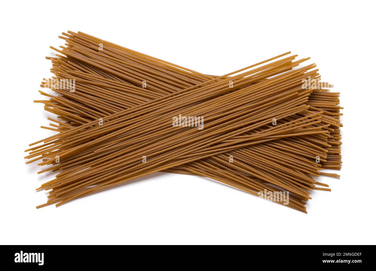 Piccola pila di grano intero spaghetti tagliatelle ritagliate. Foto Stock