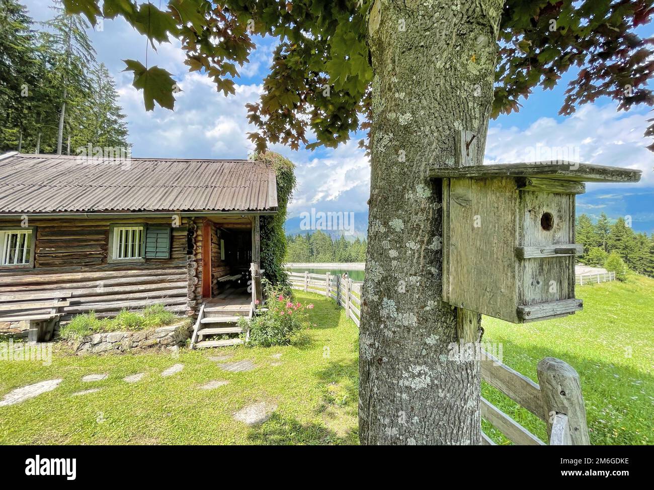 Capanna in montagna vicino ad un lago nelle alpi austriache Foto Stock