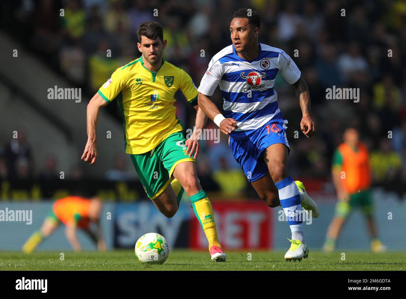 Liam Moore di Reading si allontana da Nelson Oliveira di Norwich City - Norwich City v Reading, Sky Bet Championship, Carrow Road, Norwich - 8th aprile 2017. Foto Stock